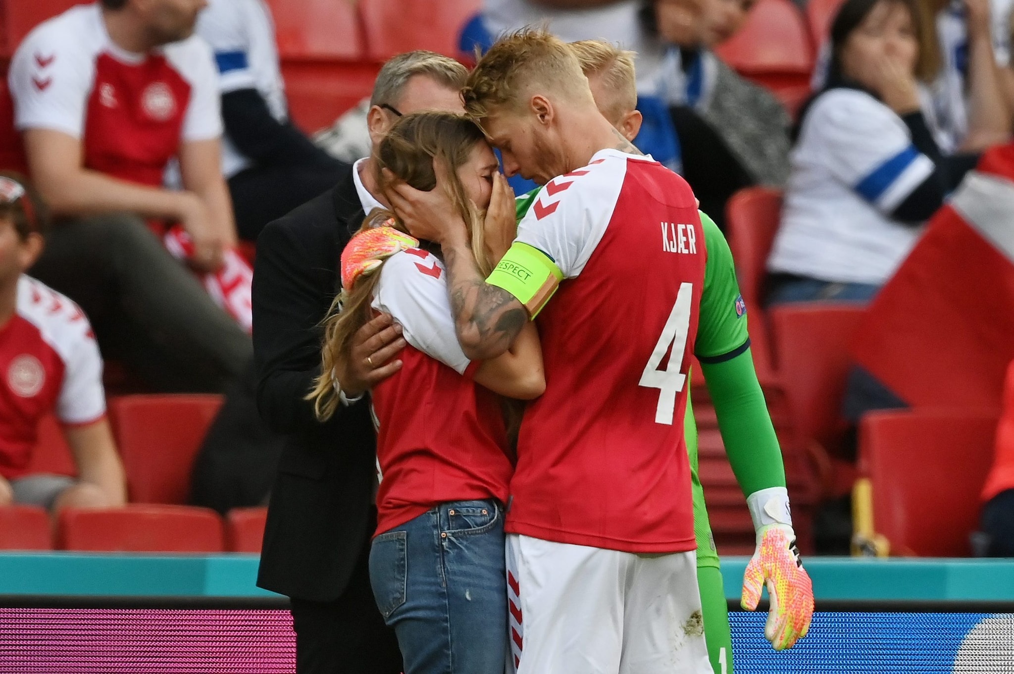 Sabrina Kvist Jensen disperata il 12 giugno 2021, quando Christian Eriksen ebbe il primo malore: Kjaer la consolò
