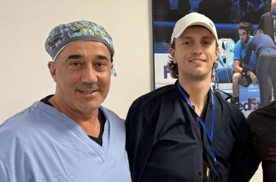 Il dottor Di Giacomo con il calciatore Rovella