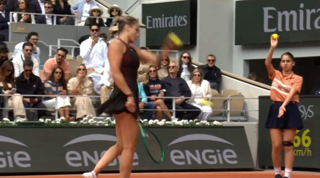Sabalenka nervoso, se la prende con una pallina