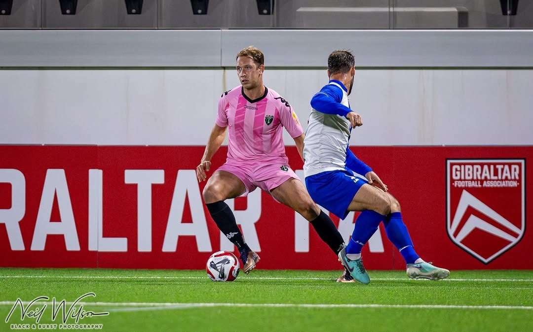 Vittorio Vigolo in azione in campo.