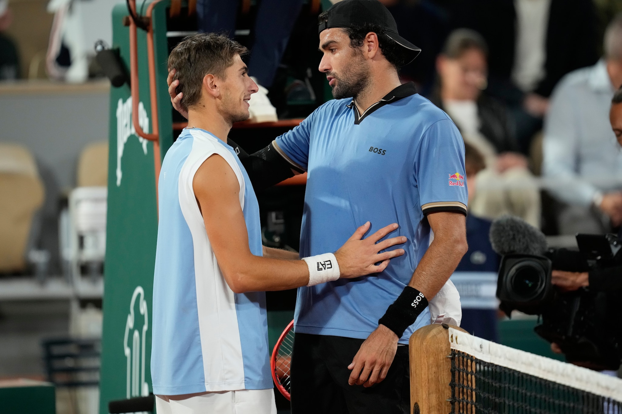 L’abbraccio tra Matteo Arnaldi e Matteo Berrettini al Roland Garros.