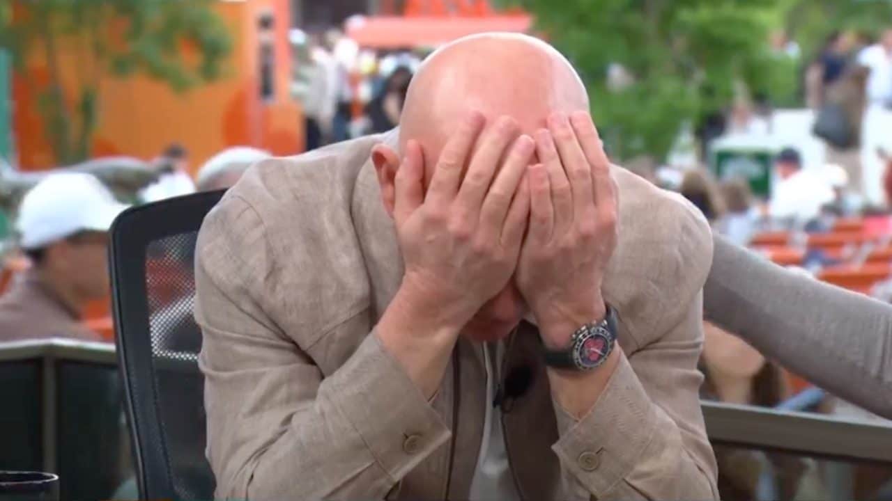 Agassi scopre del ritiro di Arnaldi al Roland Garros mentre è in TV: non riesce a crederci