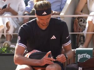 Zverev si fa una siringa durante la finale del Roland Garros