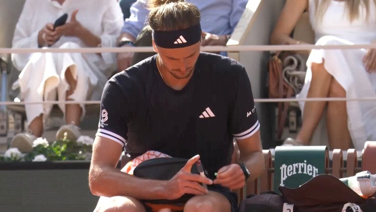 Zverev si fa una siringa durante la finale del Roland Garros: è l'insulina cui è costretto dall'età di 4 anni