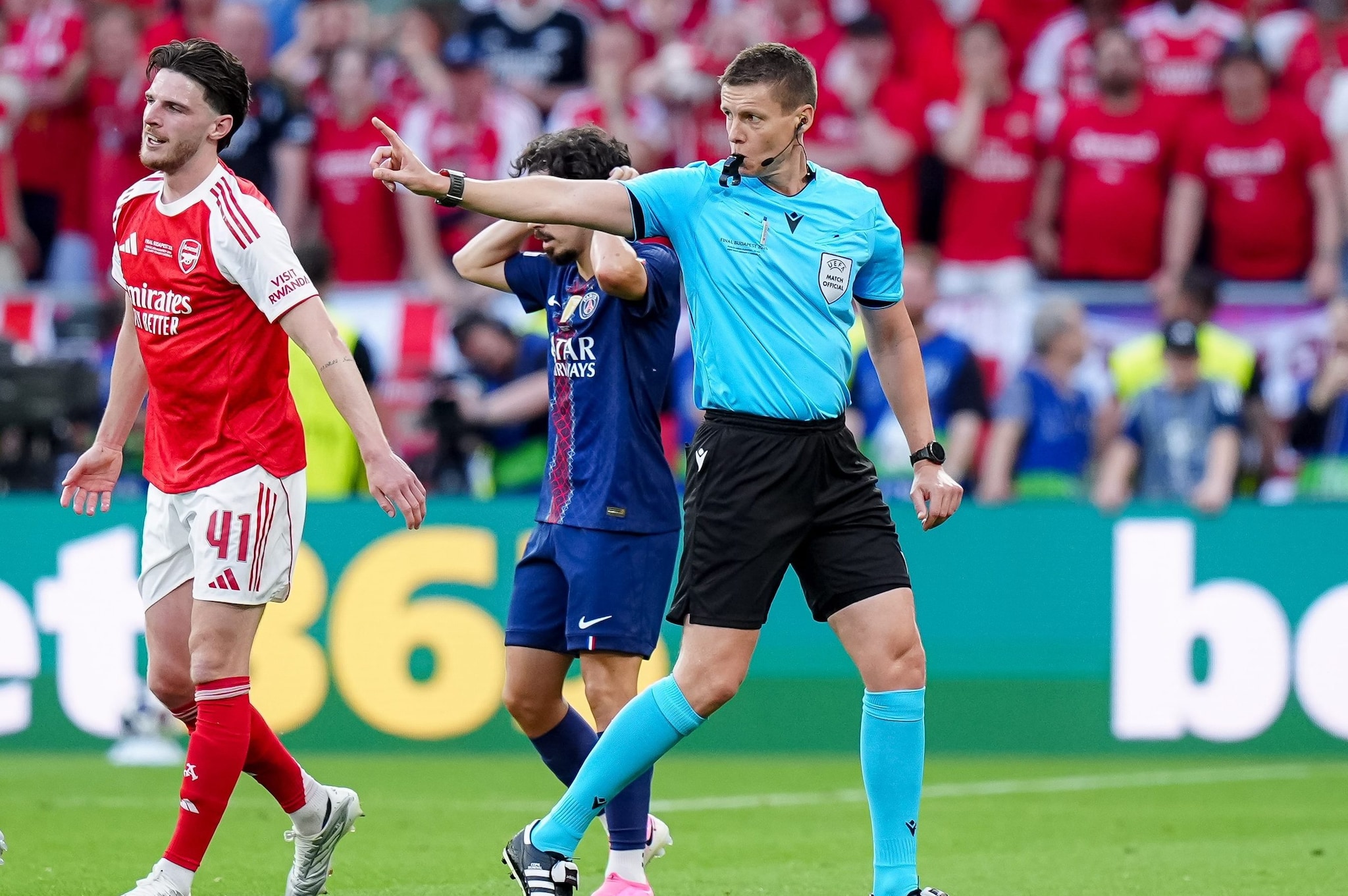 Il 42enne tedesco Daniel Siebert ha diretto la finale di Champions League tra PSG e Arsenal