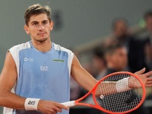 Matteo Arnaldi sta male e si ritira dal Roland Garros, Flavio Cobolli è in finale senza giocare