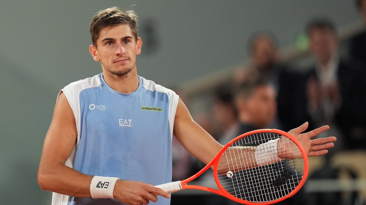 Matteo Arnaldi sta male e si ritira dal Roland Garros, Flavio Cobolli è in finale senza giocare