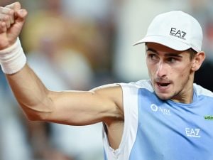 Arnaldi epico al Roland Garros: vince in rimonta la maratona con Tiafoe e ai quarti trova Berrettini