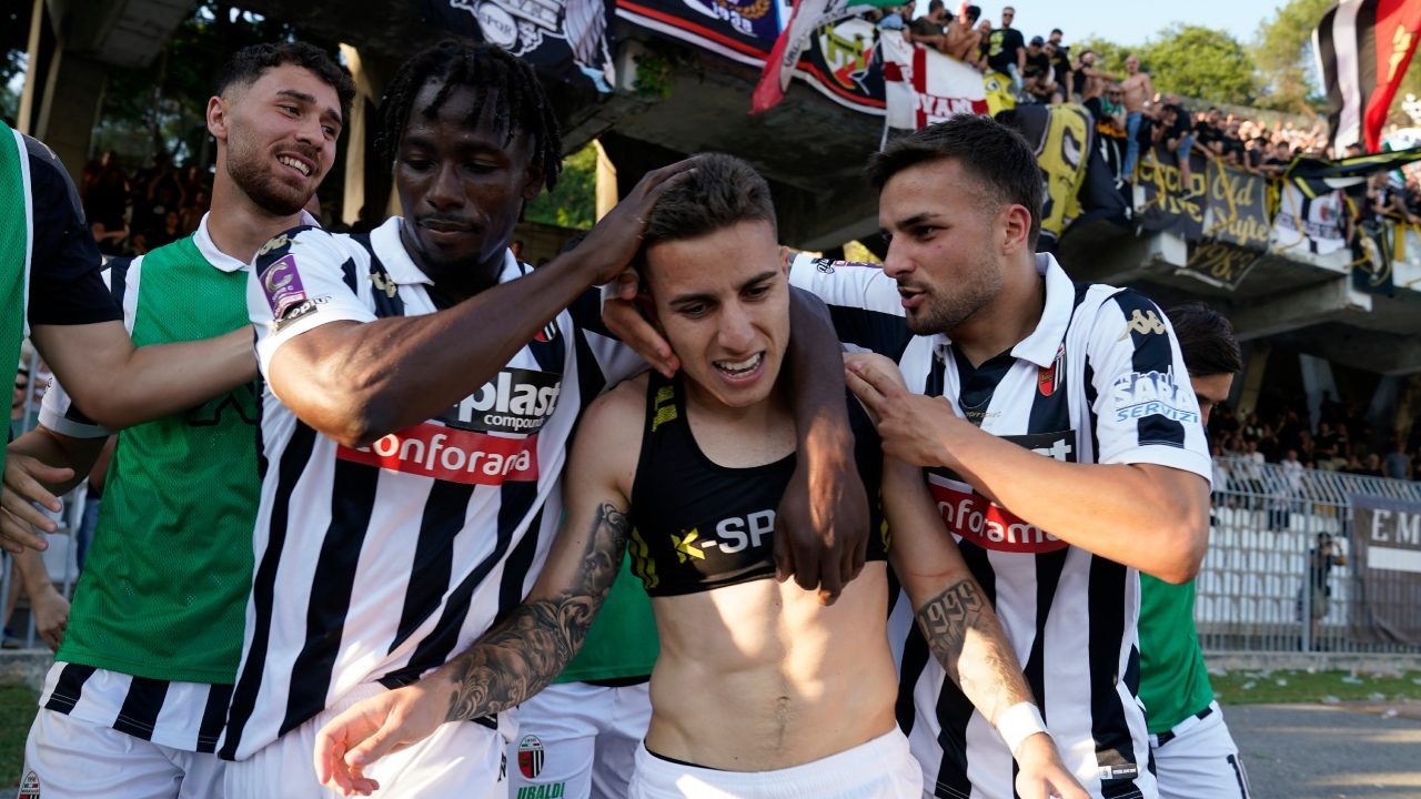 Ascoli da impazzire, è in Serie B: battuto 3-0 il Brescia in finale playoff, è il capolavoro di Tomei