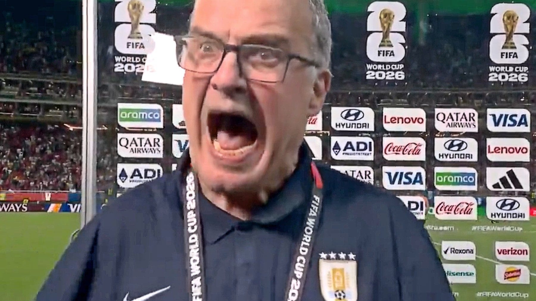 Bielsa fuori dai Mondiali con l'Uruguay a pezzi, poi perde il controllo in diretta: ne esce malissimo