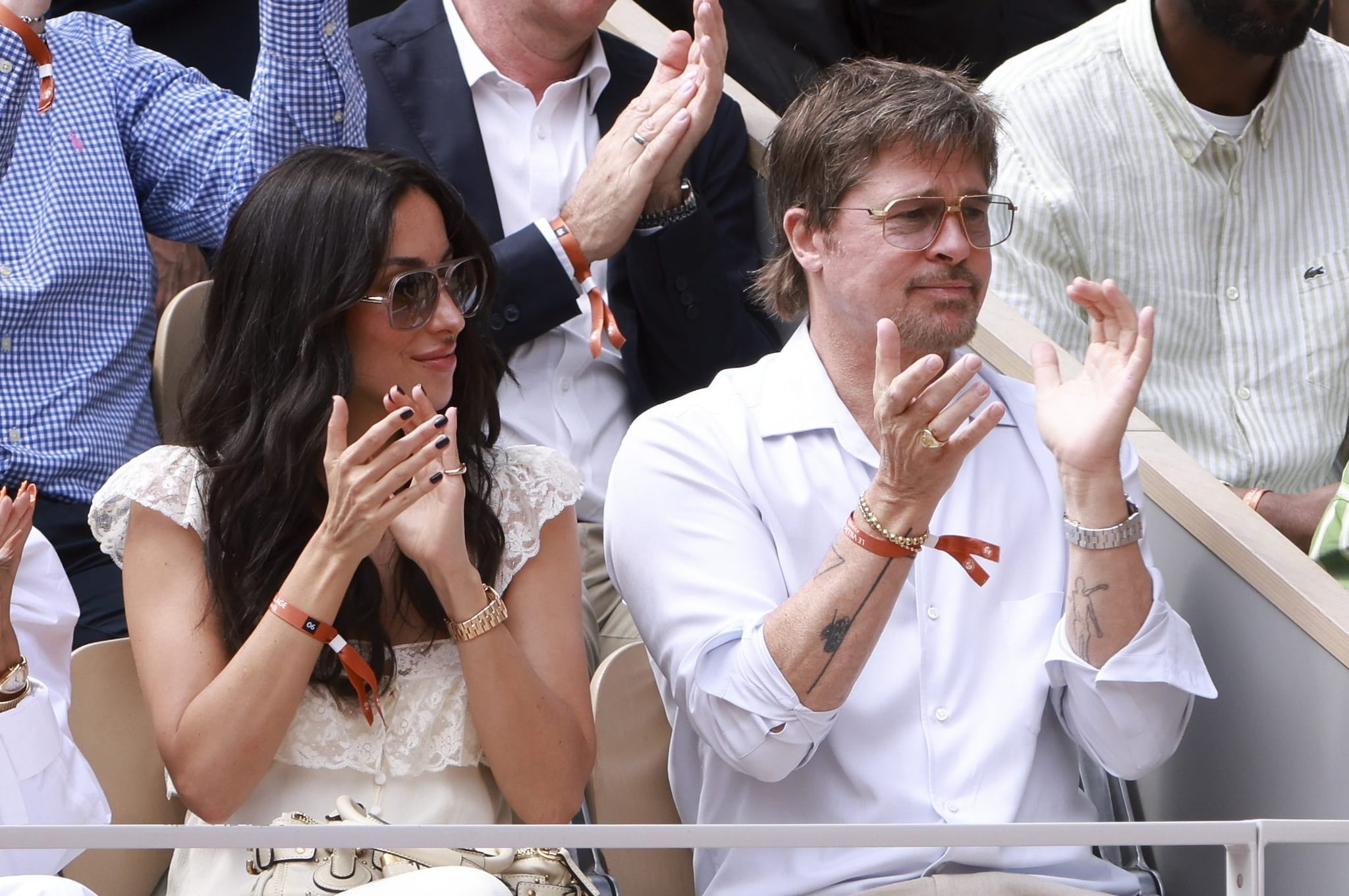 Brad Pitt e la compagna Ines de Ramon applaudono durante la finale femminile del Roland Garros