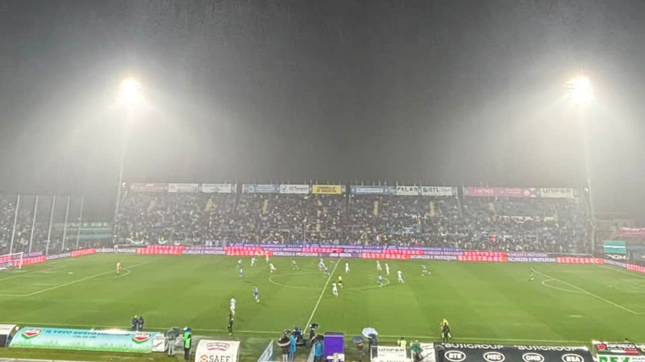 La partita è stata interrotta sull’1–1.