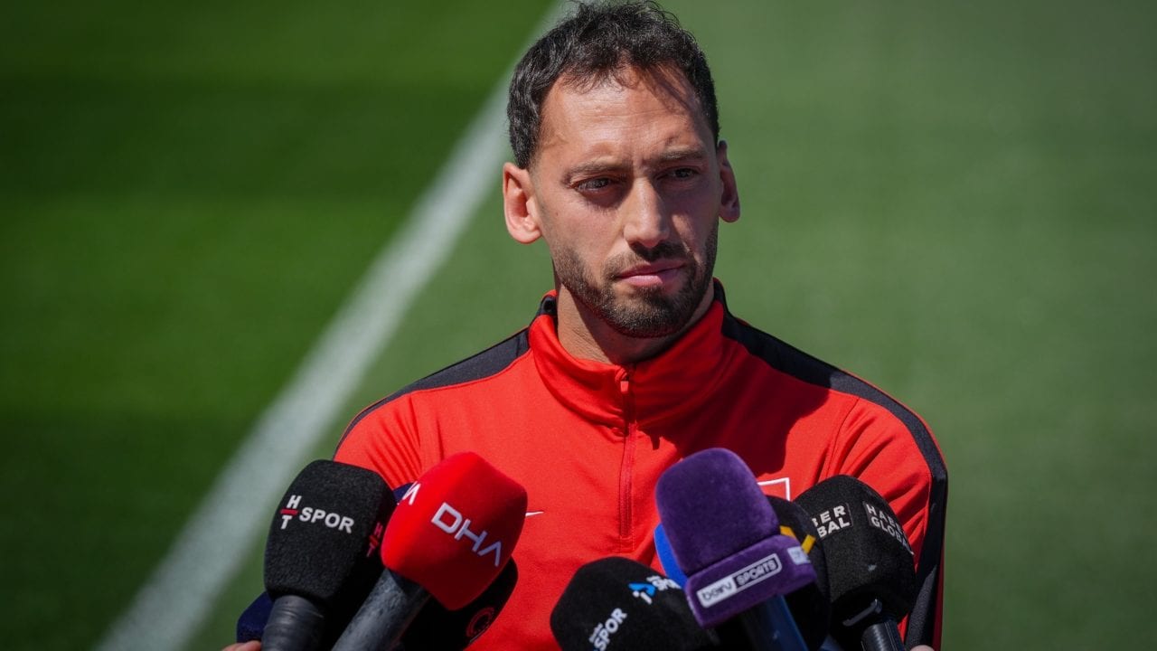 Hakan Calhanoglu prende male le critiche dopo la sconfitta della Turchia ai Mondiali.
