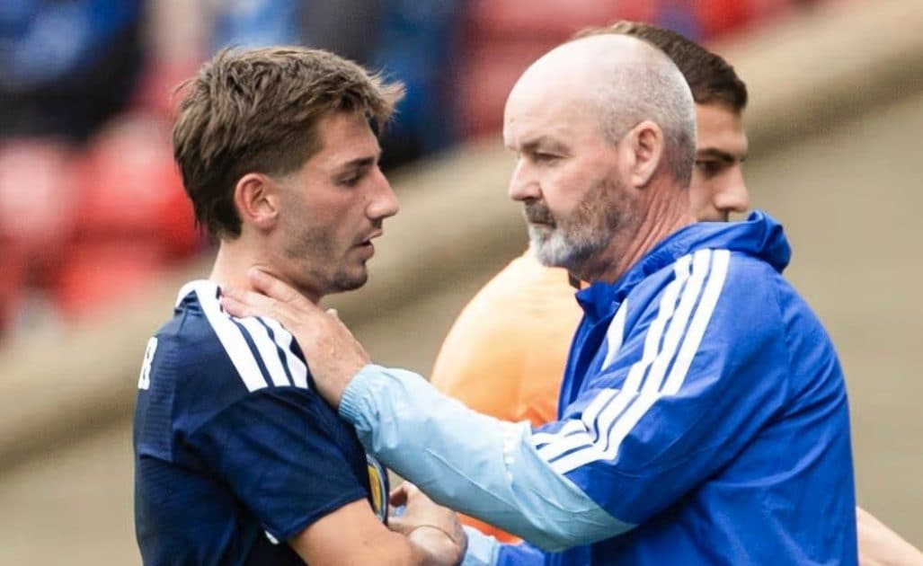 Billy Gilmour con Steve Clarke dopo l’infortunio che lo costringe a saltare la Coppa del Mondo.