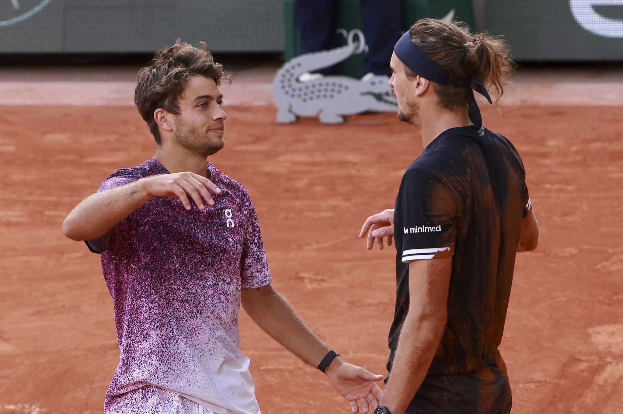 L’abbraccio tra Flavio Cobolli e Alexander Zverev dopo la finale del Roland Garros