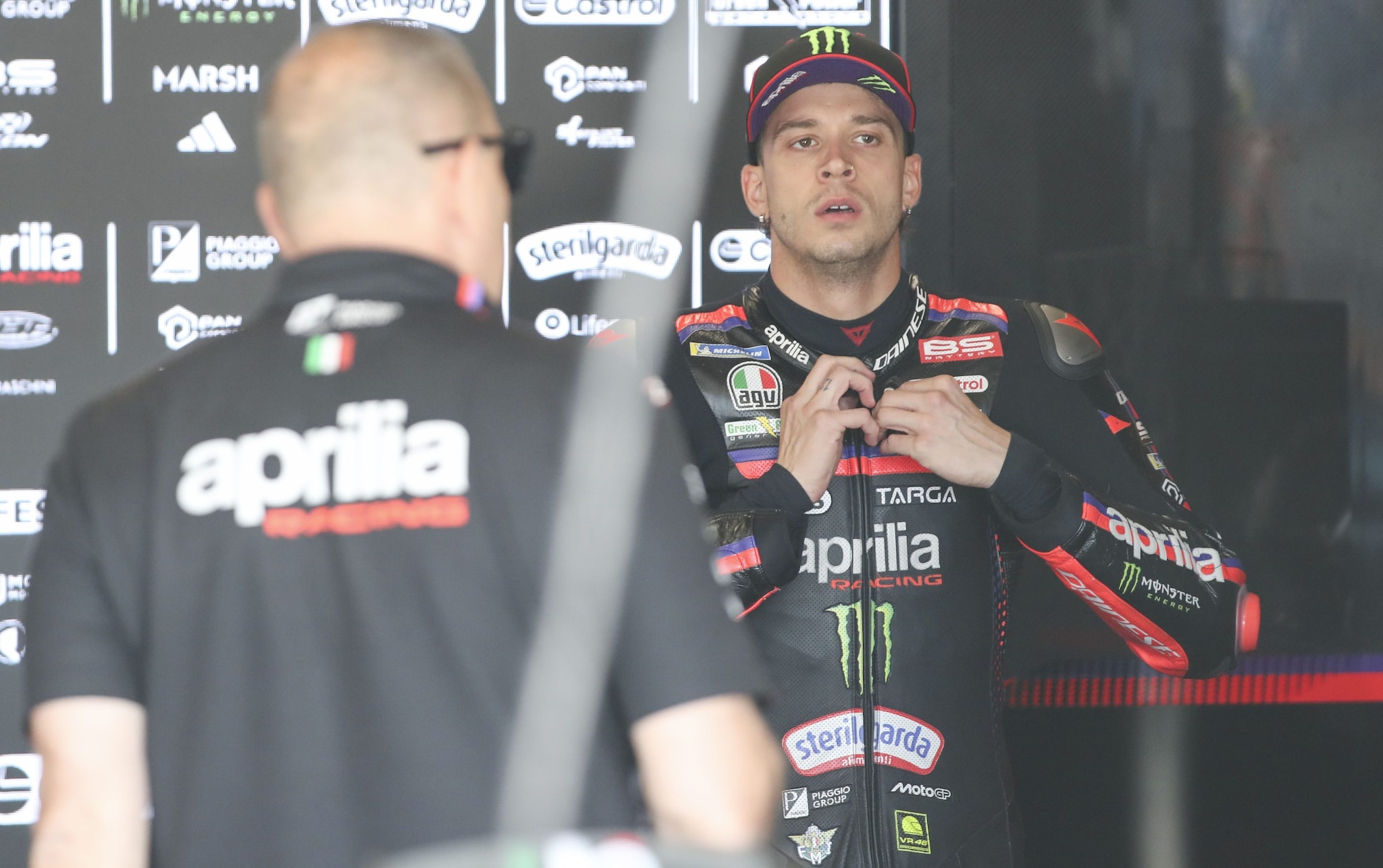 Marco Bezzecchi scosso dopo il rientro ai box in seguito all’incidente.