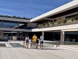 La nuova casa di Cristiano Ronaldo è costata 35 milioni: rubinetti in oro, cinema e 300m² di camera da letto