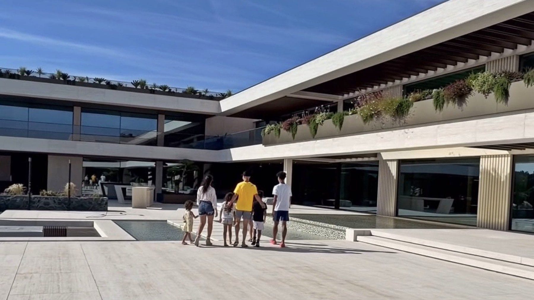 La nuova casa di Cristiano Ronaldo è costata 35 milioni: rubinetti in oro, cinema e 300m² di camera da letto