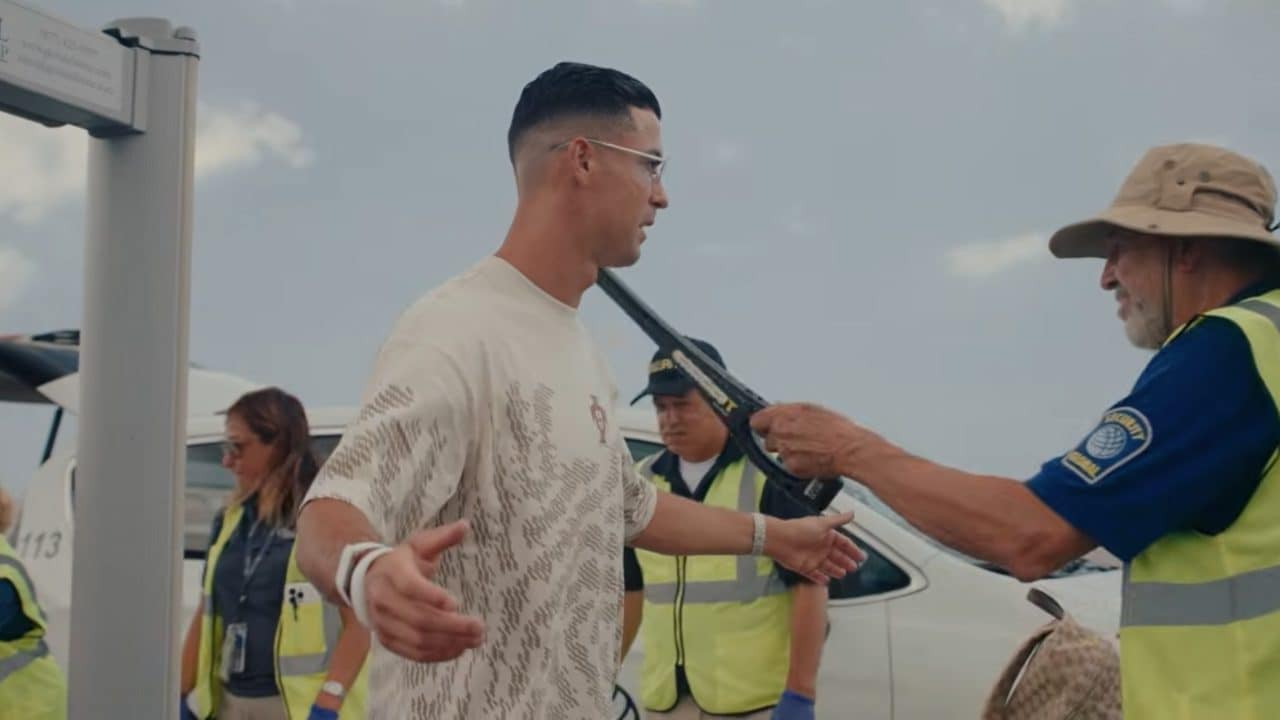 Cristiano Ronaldo perquisito col metal detector ai Mondiali: davanti all'agente gli scappa da ridere