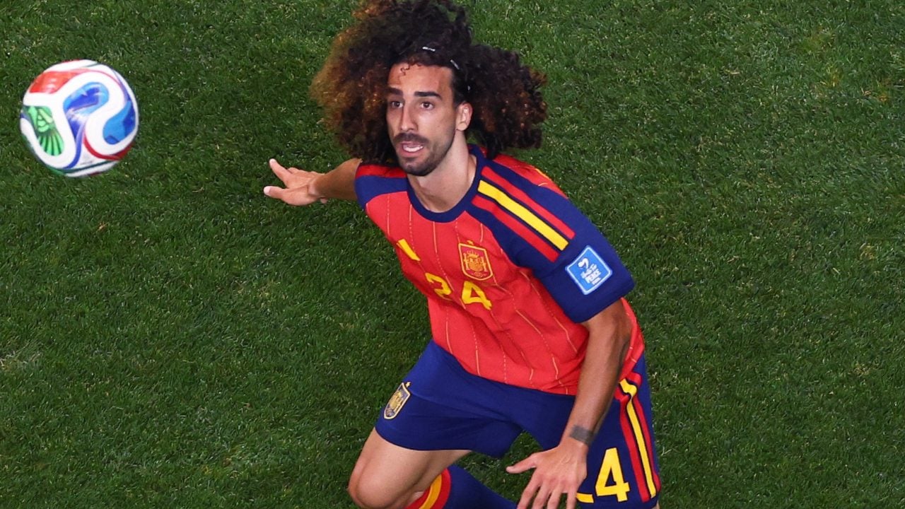 Cucurella al Real Madrid: i tifosi del Barcellona molestano e minacciano la moglie Claudia Rodriguez