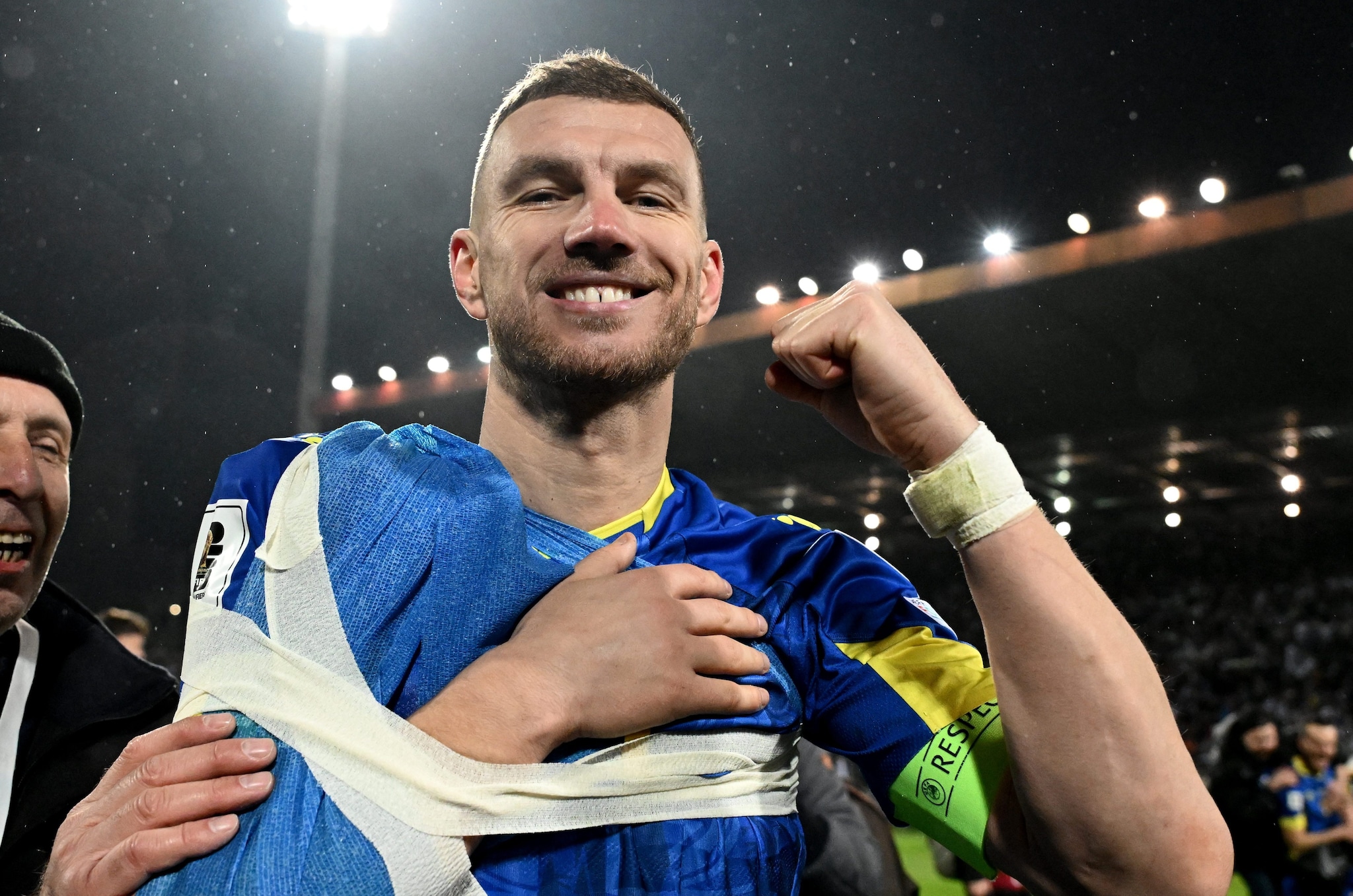 Edin Dzeko festeggia col braccio fasciato dopo Bosnia–Italia