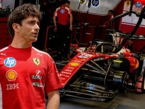 Leclerc passa ai freni di Hamilton sulla Ferrari dal GP Barc