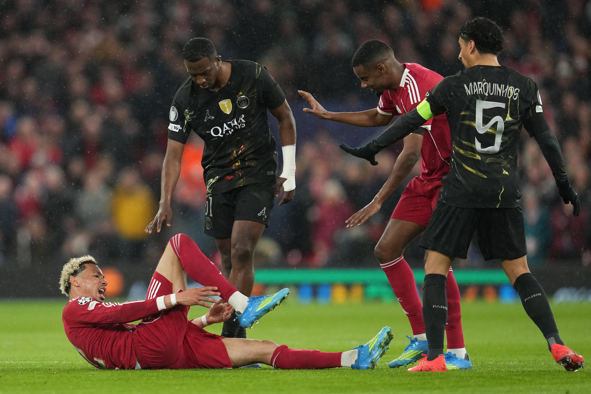 Hugo Ekitike (Francia) ha subito un infortunio in Liverpool–PSG.