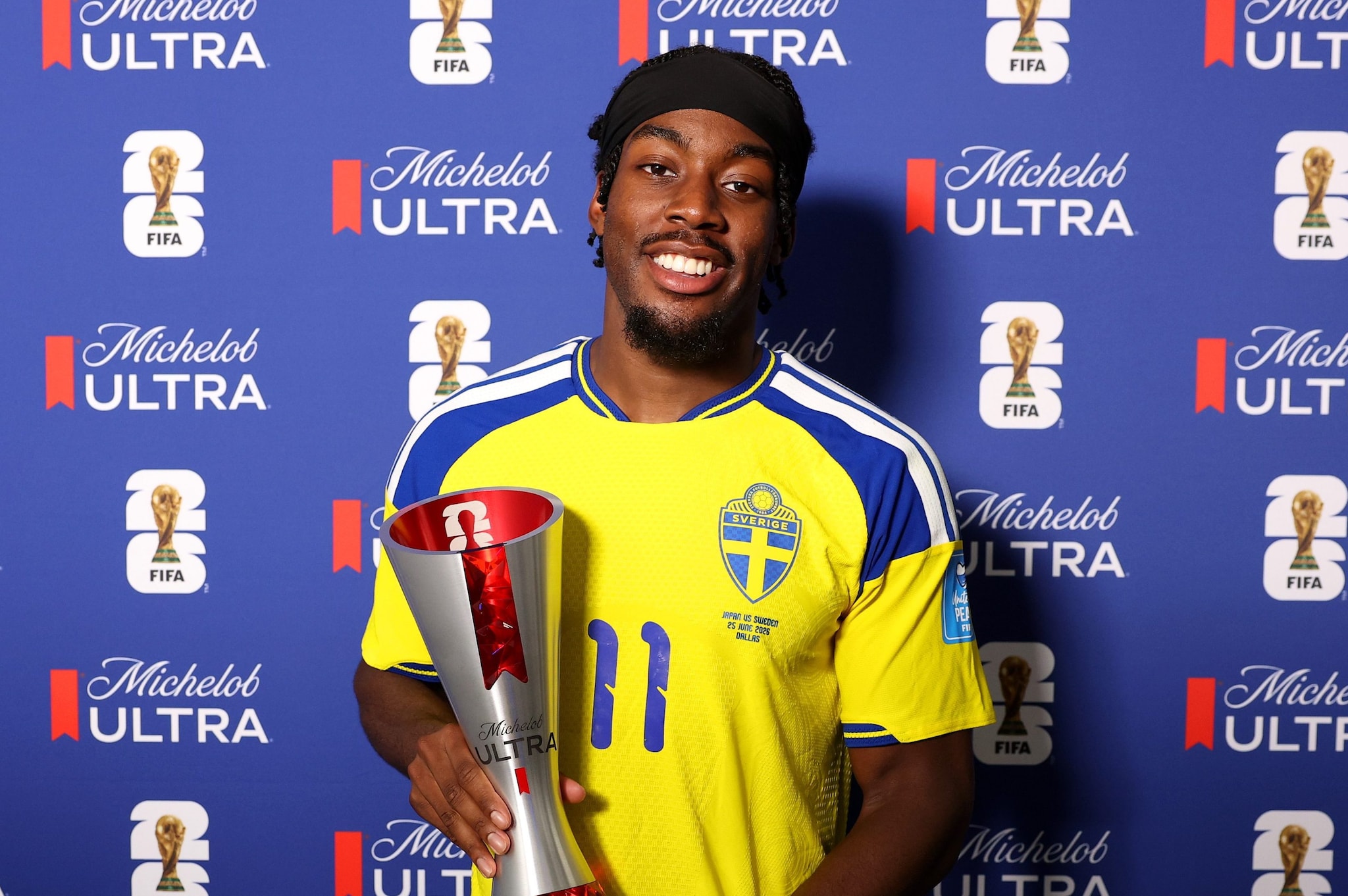 Anthony Elanga col premio di Man of the Match dopo Giappone–Svezia