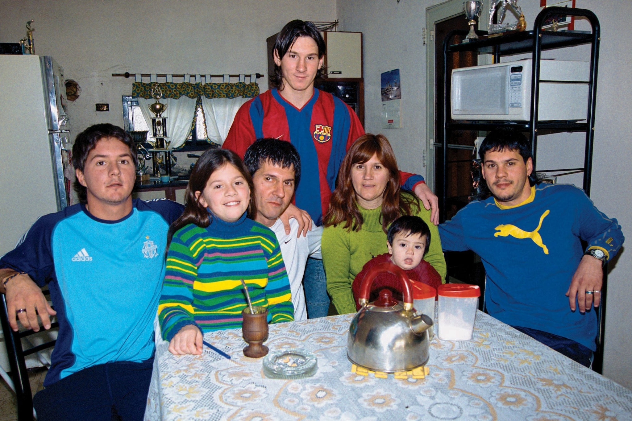 Leo Messi nel 2003 col padre Jorge, la madre Celia, i due fratelli, la sorella e un nipote