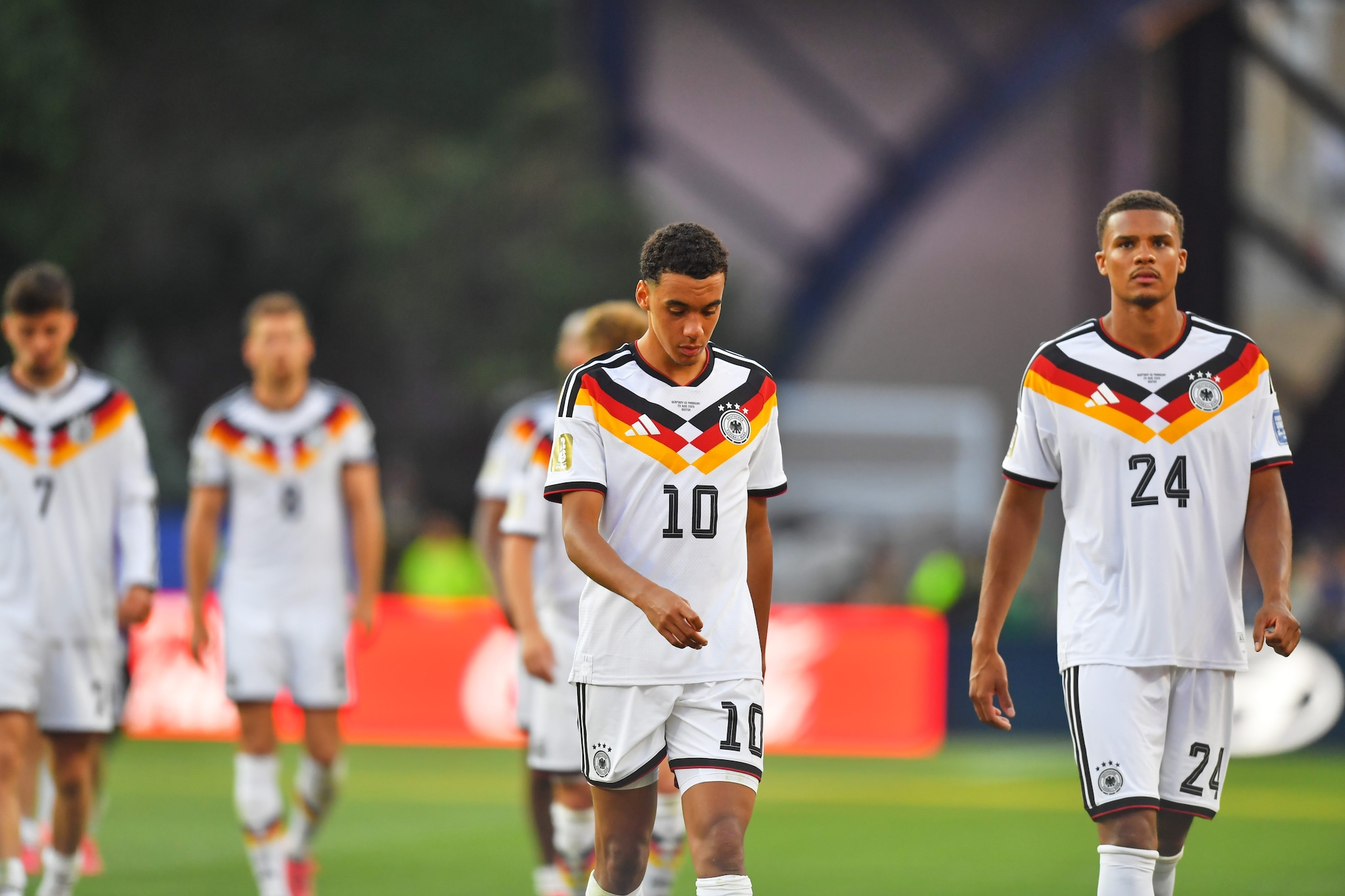 I calciatori della Germania delusi dopo l’eliminazione con il Paraguay.
