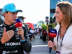 https://staticfanpage.akamaized.net/wp-content/uploads/sites/27/2026/06/geroge-russell-spiega-stay-calm-dopo-qualifiche-austria-300x225.jpg