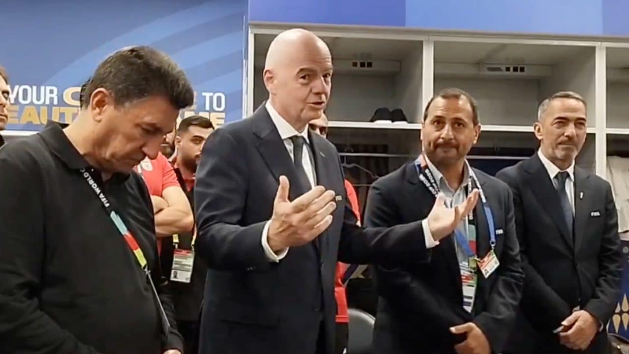 Il discorso di Infantino negli spogliatoi dell'Iran: "Vi capisco, ma siete più grandi di tutto questo"