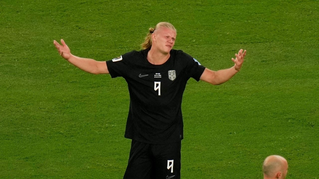 Erling Haaland parte dalla in panchina Norvegia–Francia.