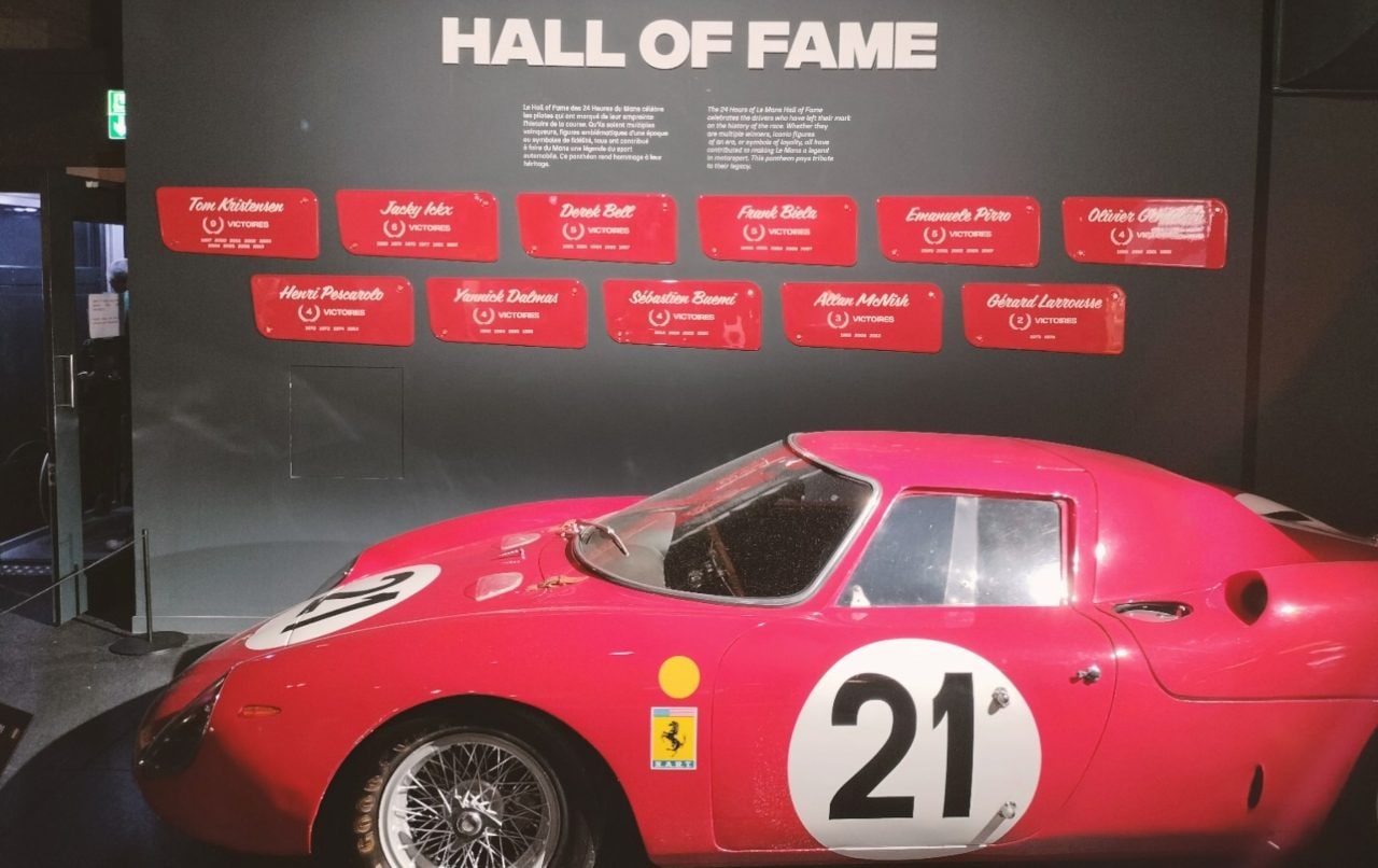 La Hall of Fame della 24 Ore di Le Mans con una Ferrari storica esposta nel museo del circuito