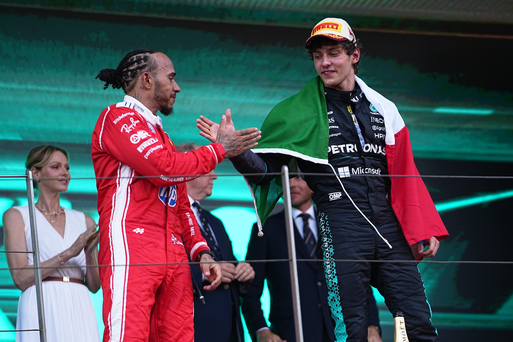 Lewis Hamilton e Kimi Antonelli sul podio a Monte Carlo.