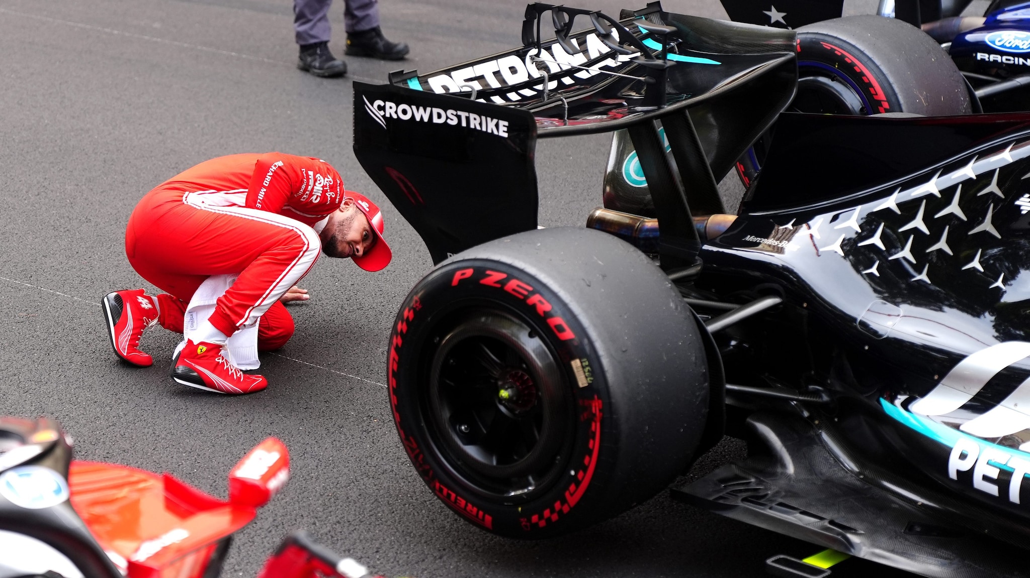 Perché Hamilton ha ispezionato la Mercedes di Kimi Antonelli a Monaco: il sospetto Ferrari sul diffusore