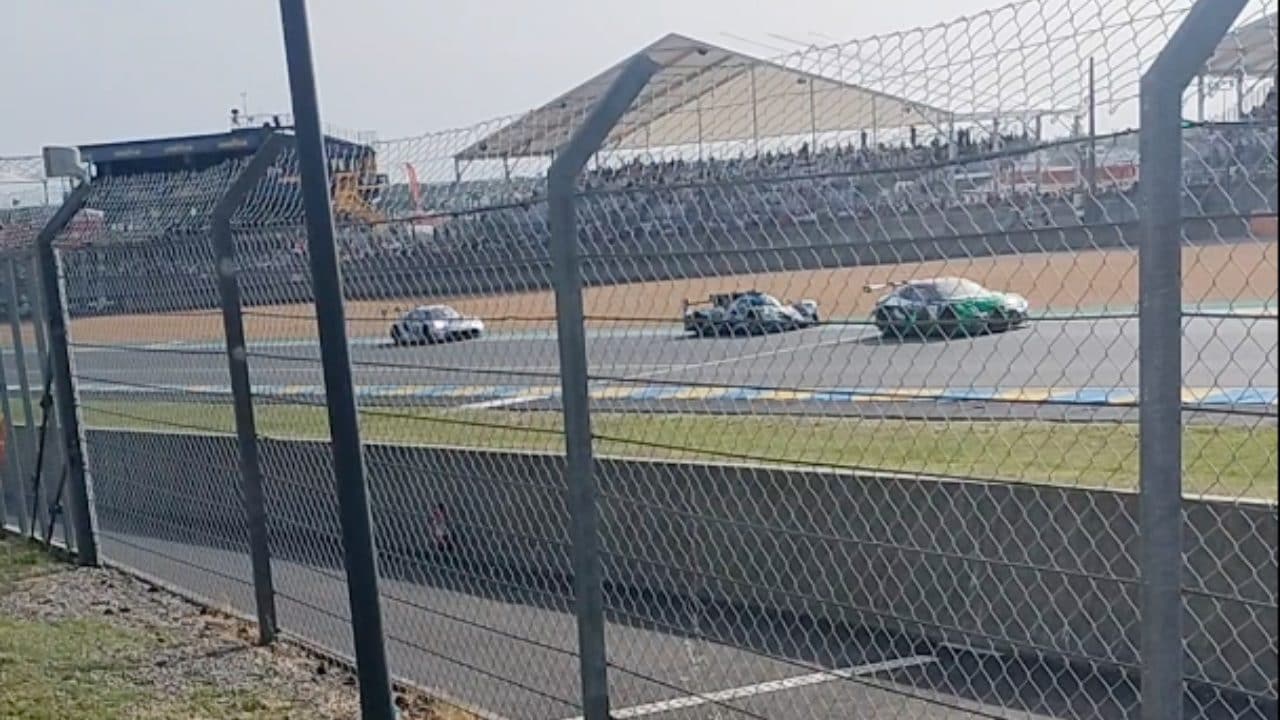 Vetture in pista alla 24 Ore di Le Mans 2026 viste da bordo circuito durante la gara