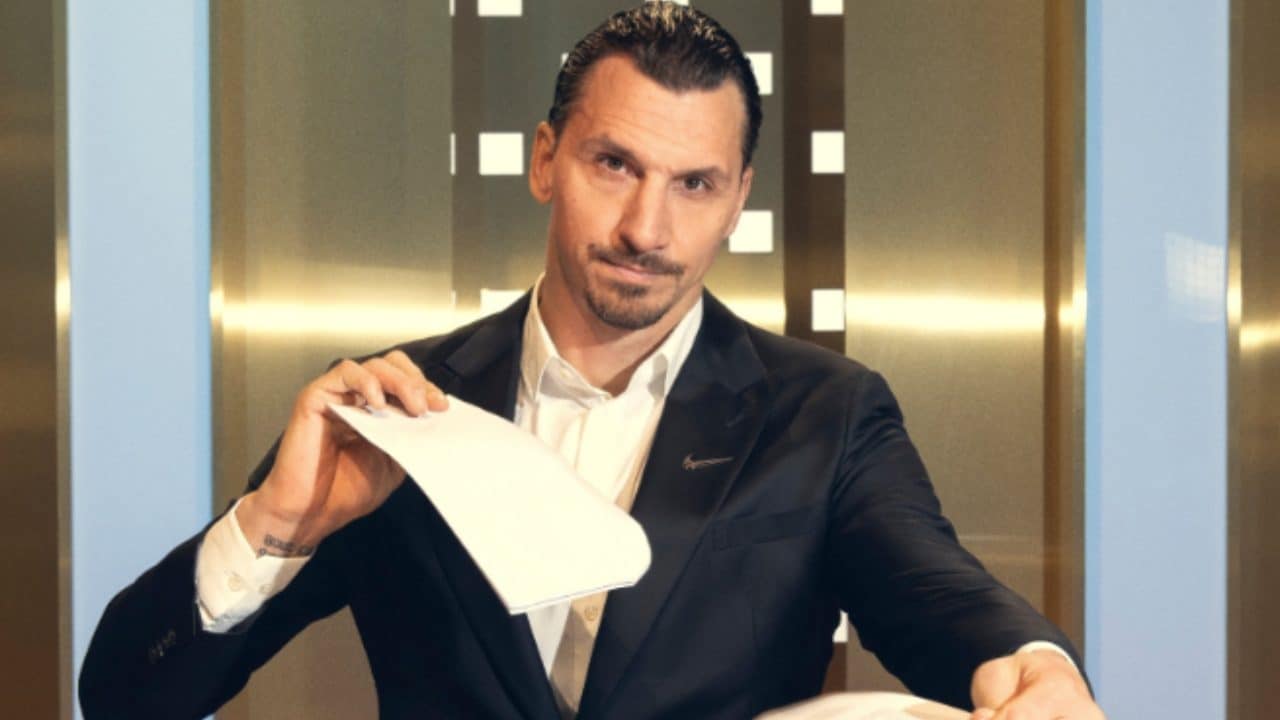 "Fuera!" e "Ibrahimovic Out": la protesta dei tifosi del Milan travolge anche Zlatan