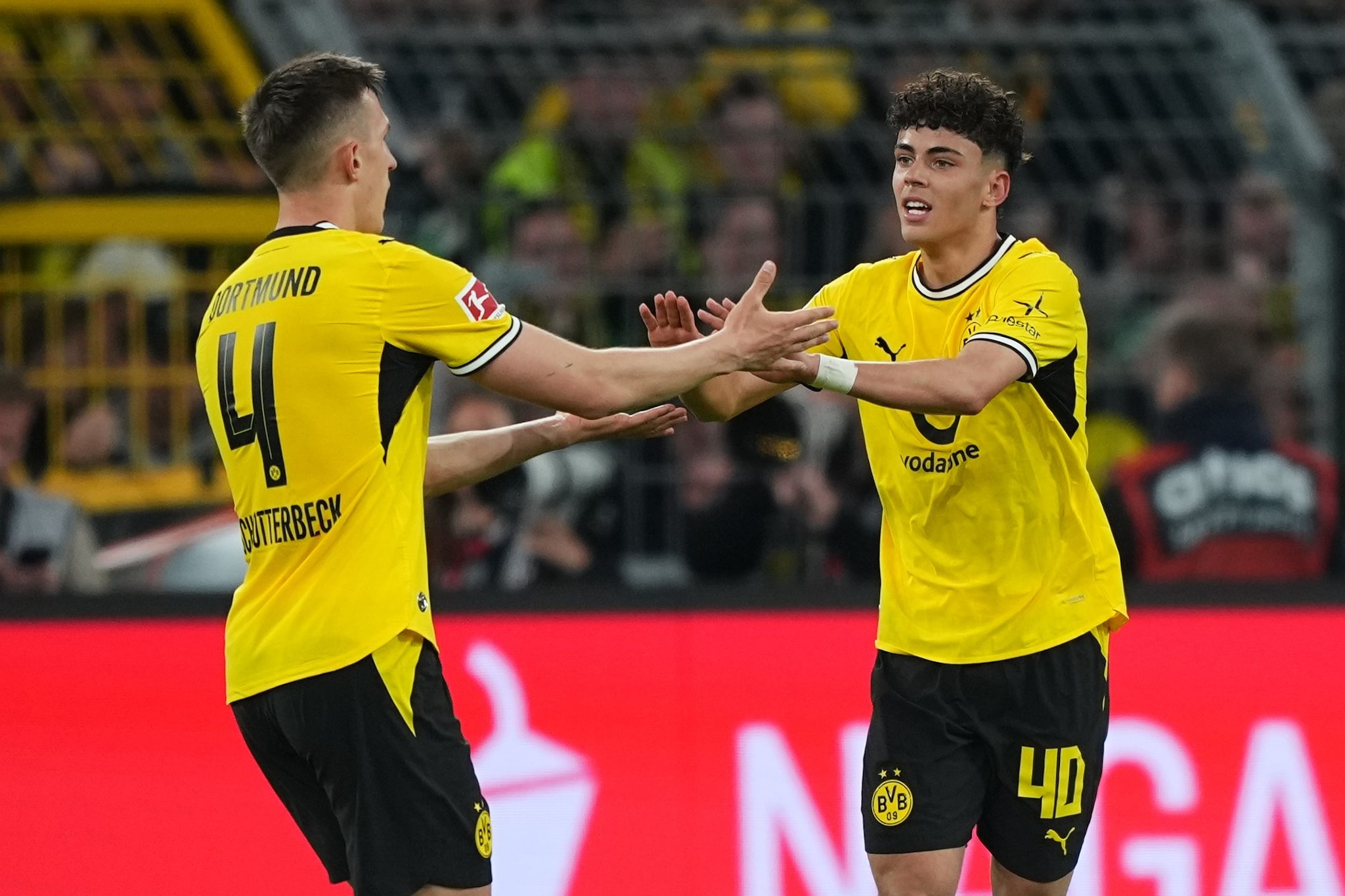 Samuele Inacio, a desta, ha esordito in Bundesliga con il Borussia Dortmund.