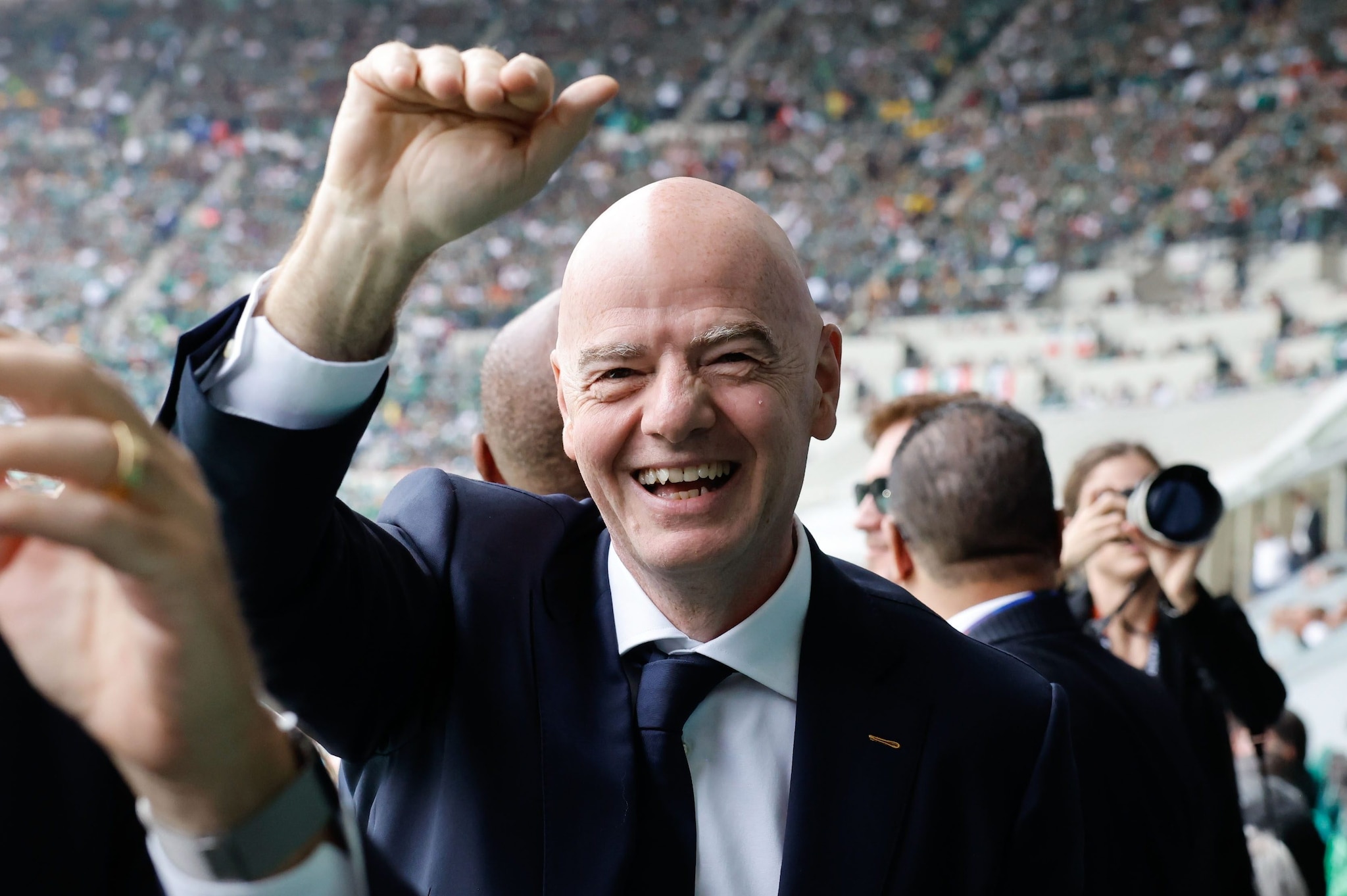 Un entusiasta Gianni Infantino sugli spalti di Città del Messico per la partita inaugurale dei Mondiali