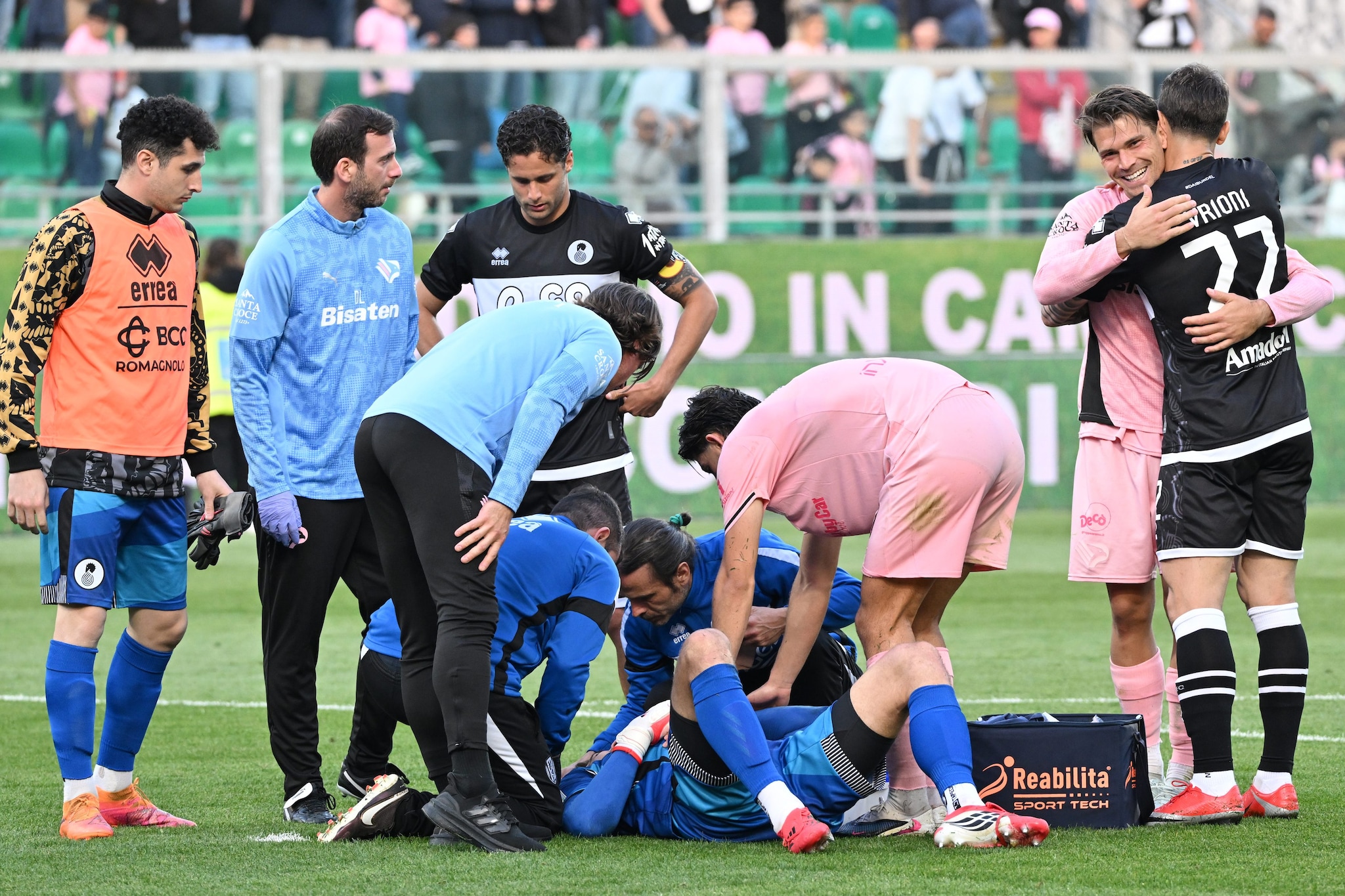 Il momento in cui Klinsmann è stato colpito in campo