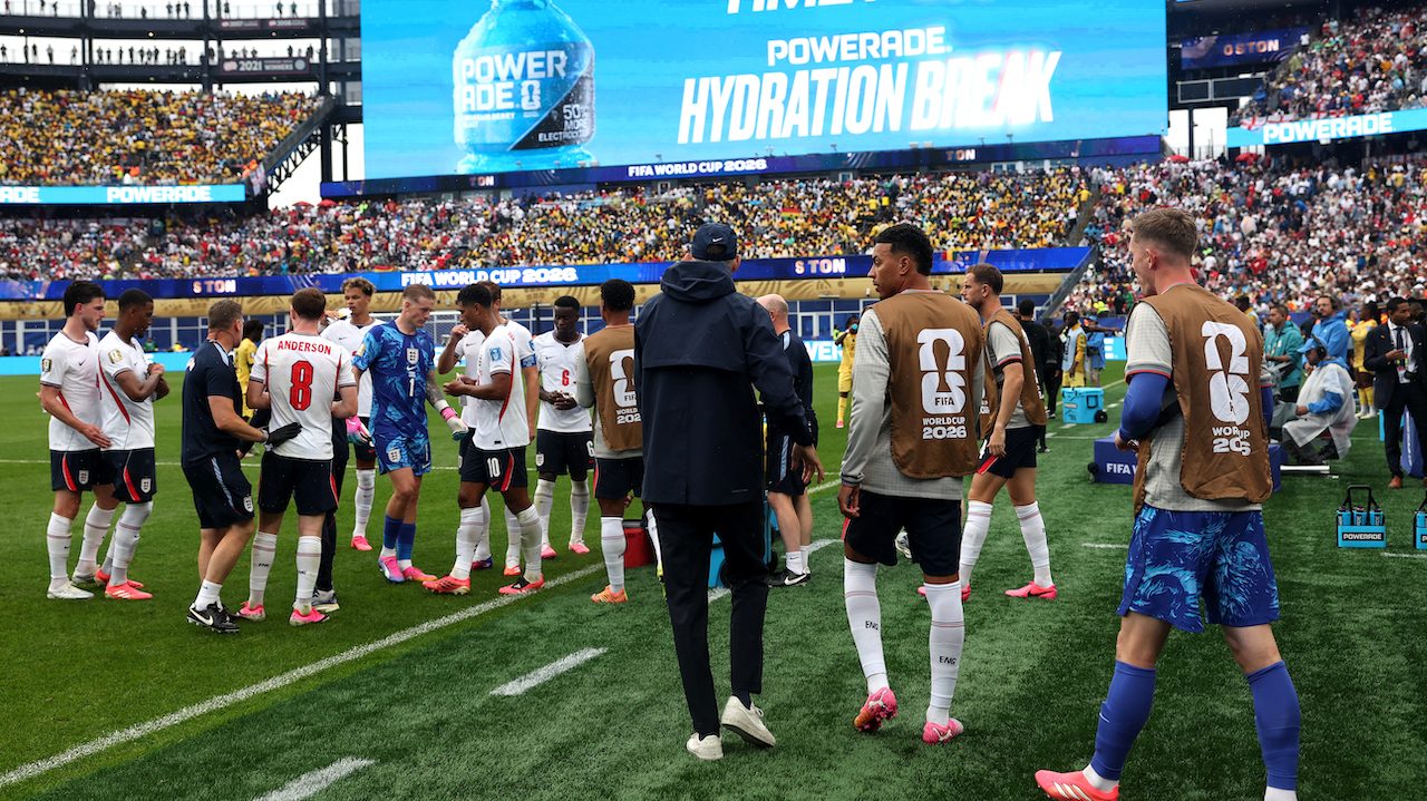 L'hydration break di Inghilterra-Ghana con 18° fa infuriare i tifosi ai Mondiali: la FIFA spiega