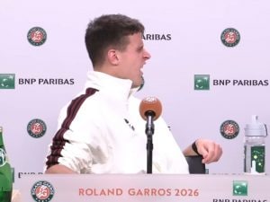 Mensik si blocca in conferenza dopo aver battuto Fonseca al Roland Garros: troppo dolore