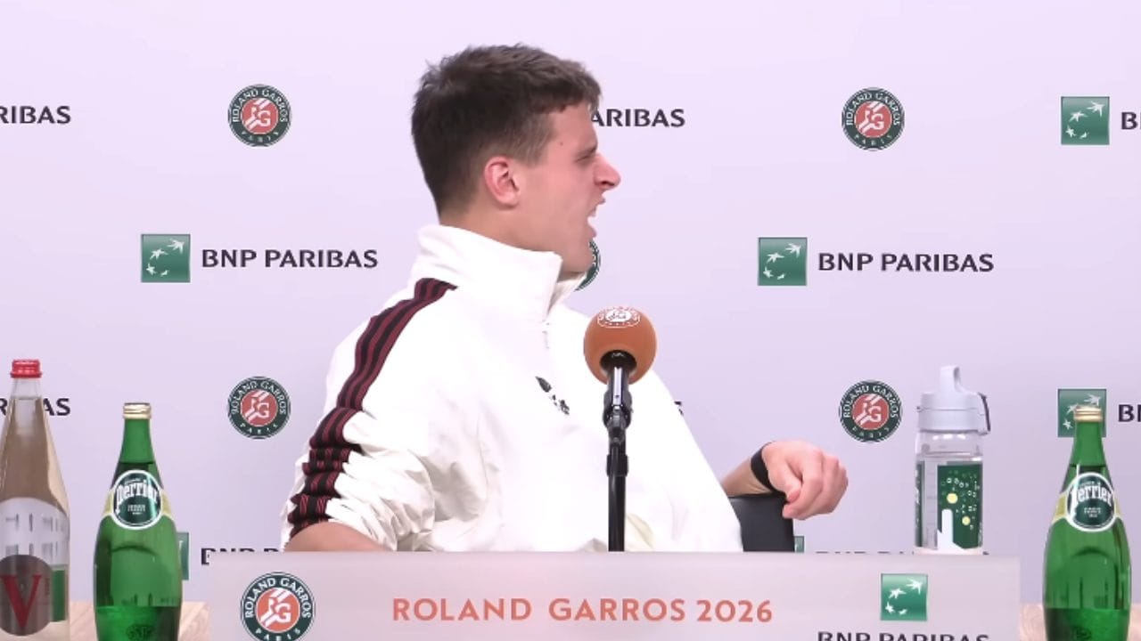 Mensik si blocca in conferenza dopo aver battuto Fonseca al Roland Garros: troppo dolore