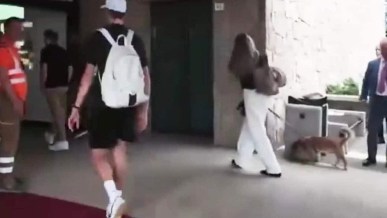 Smontiamo le illazioni sul video di Jannik Sinner e Laila Hasanovic che camminano distanti