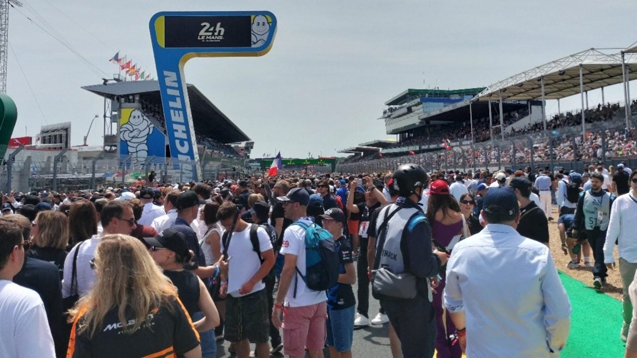 Il pubblico della 24 Ore di Le Mans 2026 sulla griglia di partenza prima del via della gara endurance più famosa del mondo