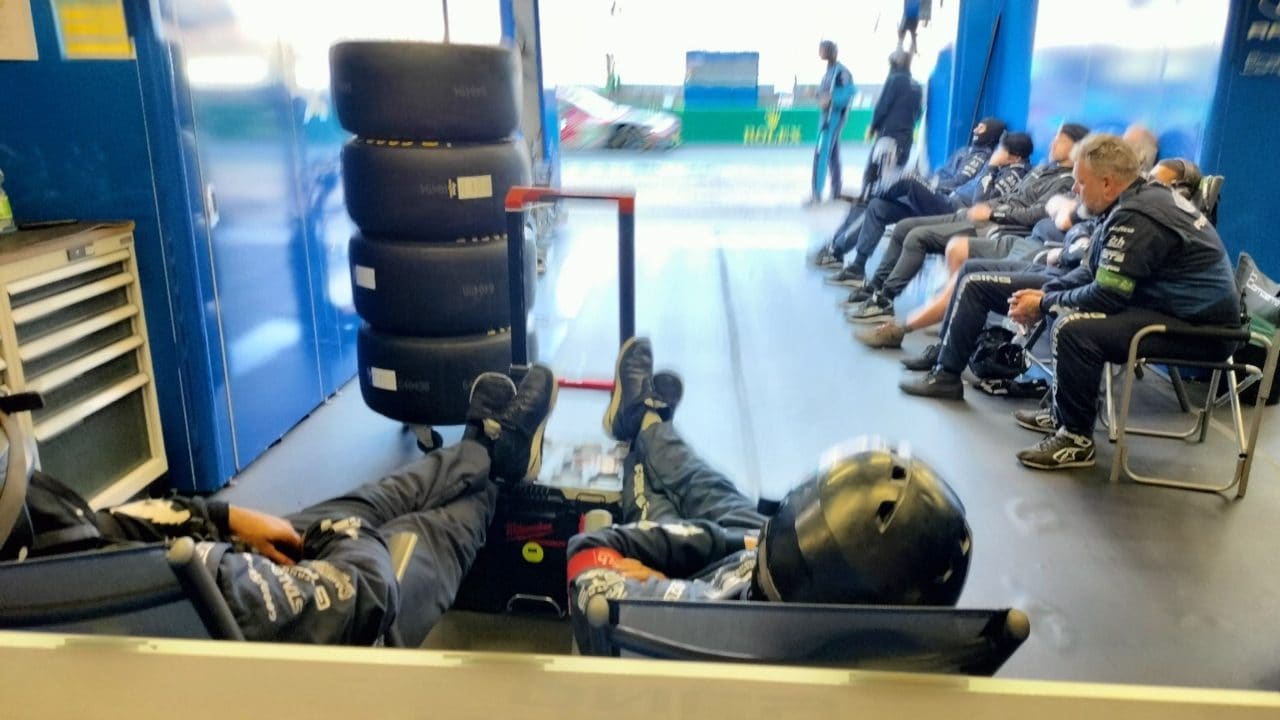 Dettagli tecnici nei box della 24 Ore di Le Mans 2026 tra gomme, monitor, radio e strategia di gara