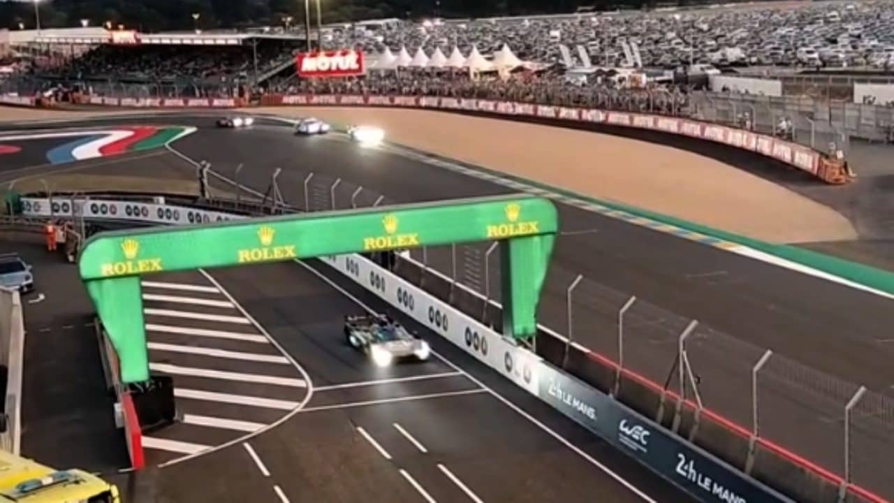 La 24 Ore di Le Mans 2026 di notte vista dalla terrazza della torretta dell’Automobile Club de l’Ouest sul rettilineo principale