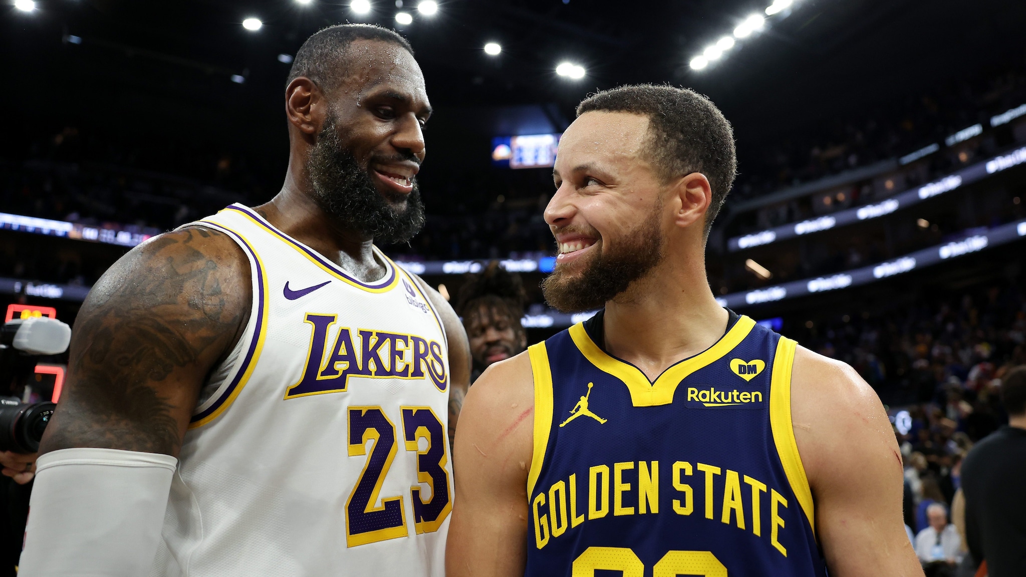 LeBron James non si ritira ma lascia i Lakers: spunta il suggestivo scenario di un ultimo ballo con Curry