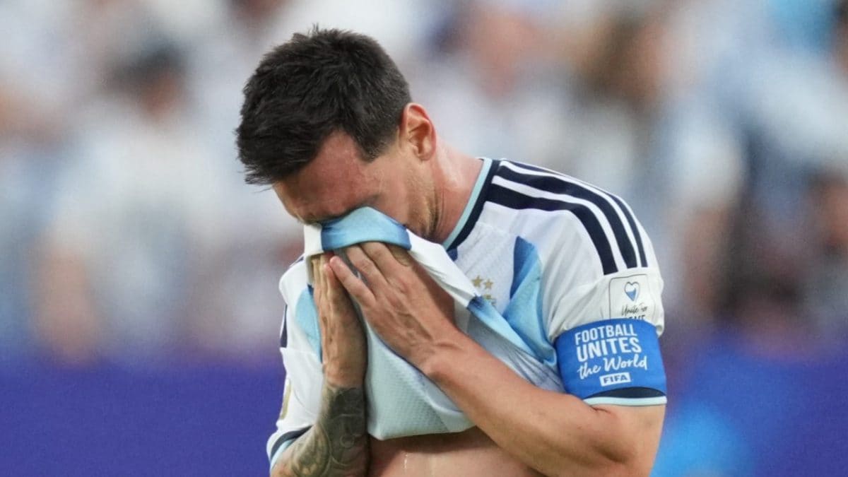 Leo Messi in lacrime durante Argentina–Algeria